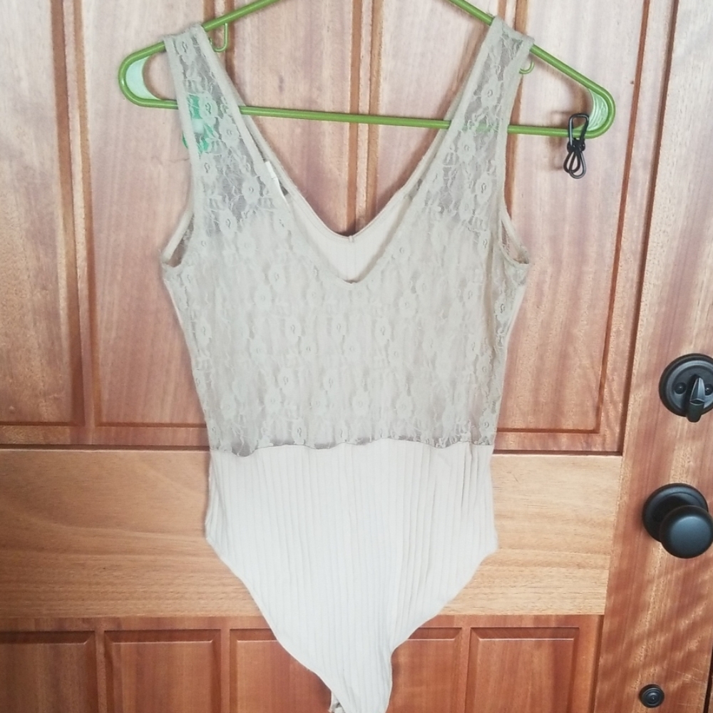 Heart & Hips V-Neck bodysuit - Picture 2 of 8